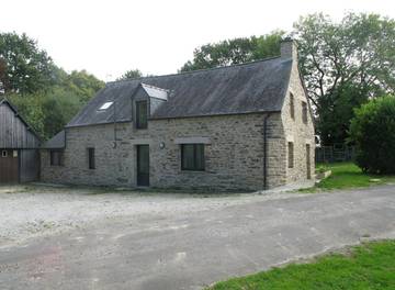 Gîte pour 8 personnes, avec terrasse et jardin à Le Quillio