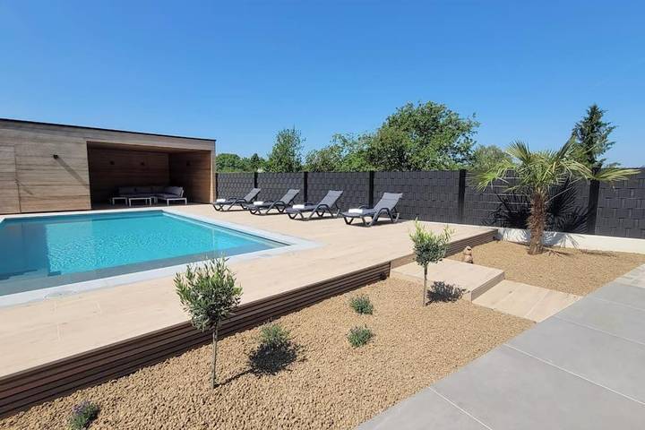 Location de vacances pour 6 personnes, avec Jacuzzi et Terrasse ainsi que Jardin et Piscine à Flobecq