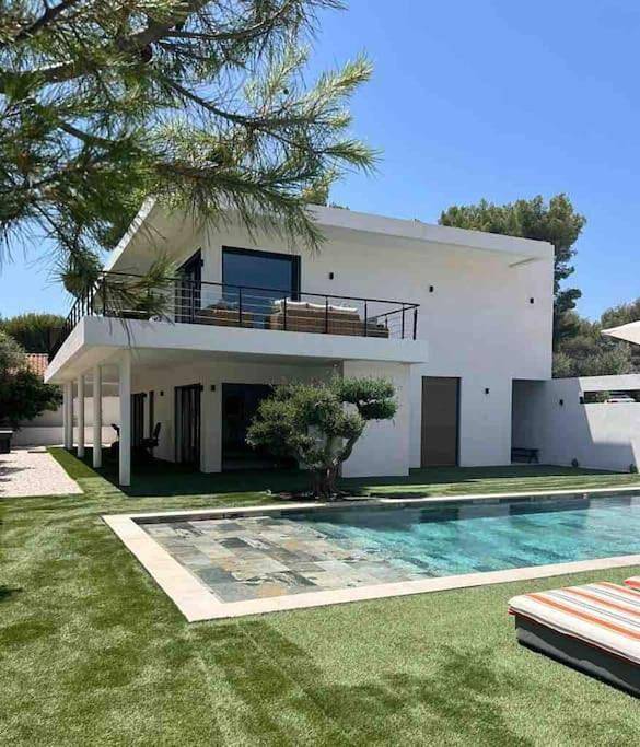 Location de vacances pour 4 personnes, avec Balcon et Terrasse ainsi que Jardin et Piscine dans Calanque de Port-Miou