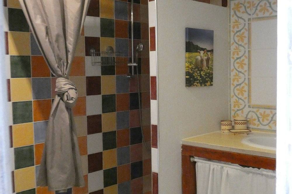 Grand gîte de 65 m2, terrasse et jardin privé, barbecue, grande piscine in L'Isle-sur-la-Sorgue, Vaucluse