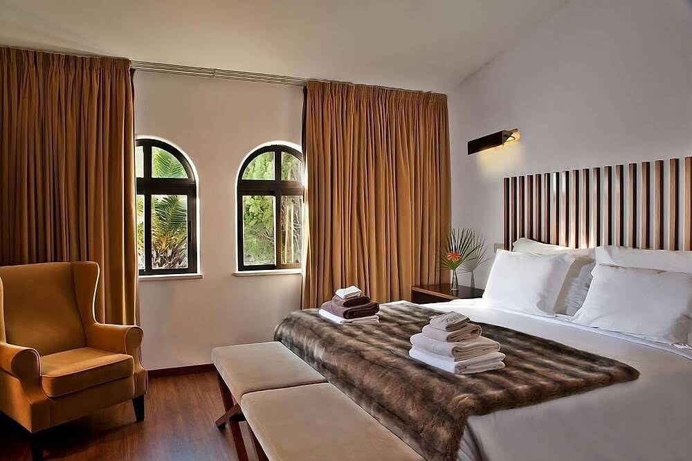 Beach Getaway! Outdoor Swimming Pool, Free Parking, Minutes' to Arrifes Beach! in Albufeira, Distretto di Faro