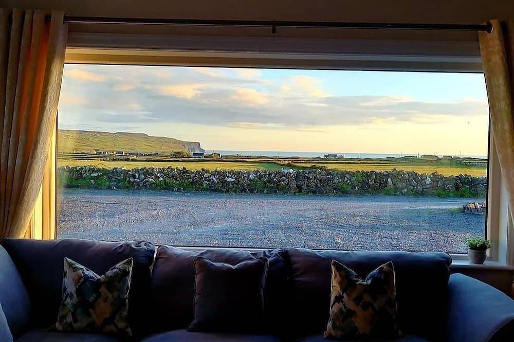 Cozy semi detached cottage 5 mins drive from Doolin. Cliffs of Moher views! in County Clare