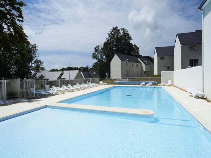 Location de vacances pour 8 personnes, avec terrasse ainsi que jacuzzi et piscine, adapté aux familles à Audierne