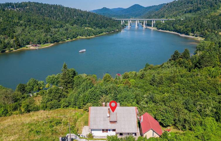 Ferienhaus für 9 Personen, mit Terrasse und Seeblick sowie Sauna und Pool