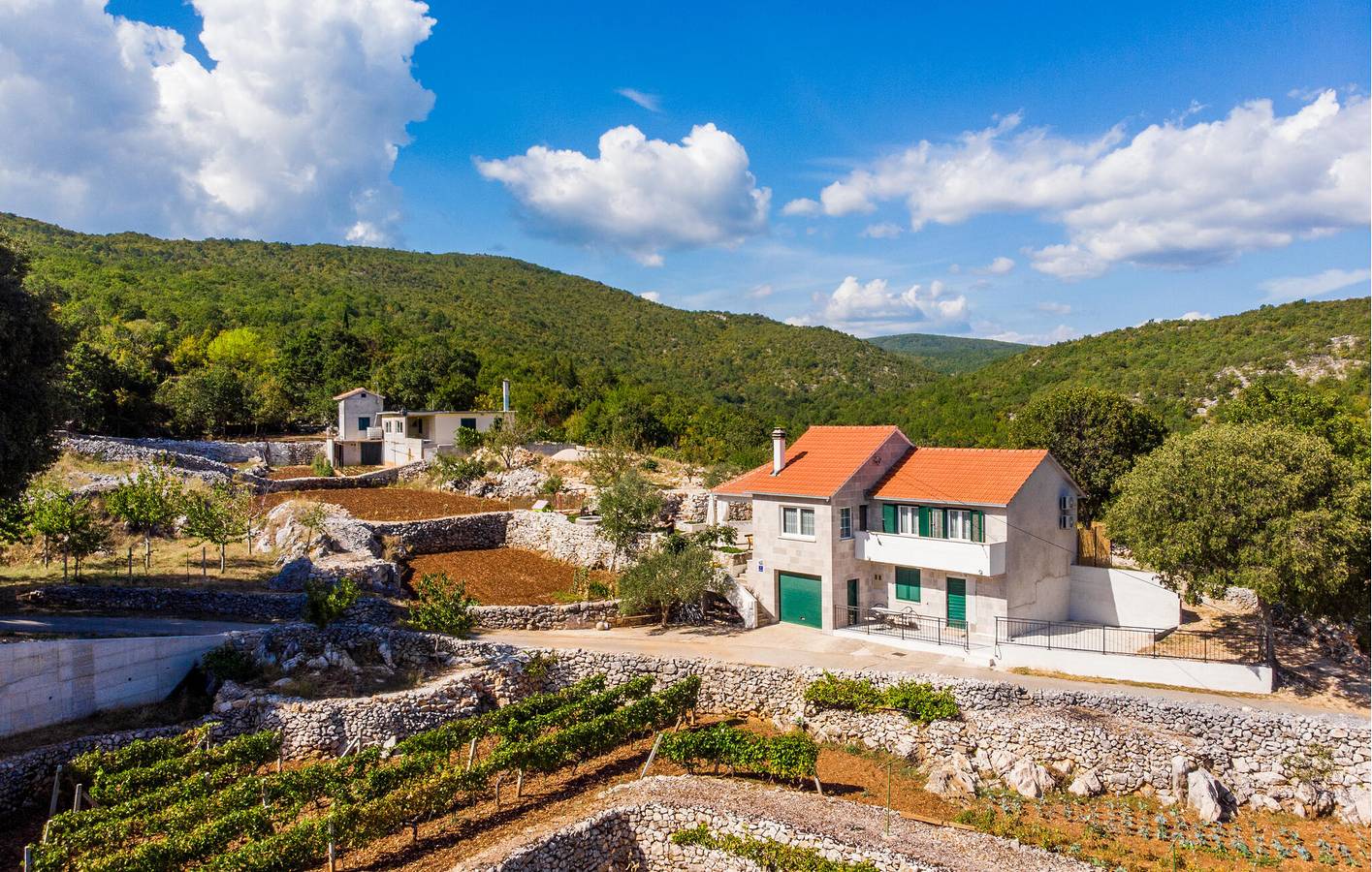 Modernes Apartment mit Terrasse in der Nähe von Fluss und See in Makarska Riviera