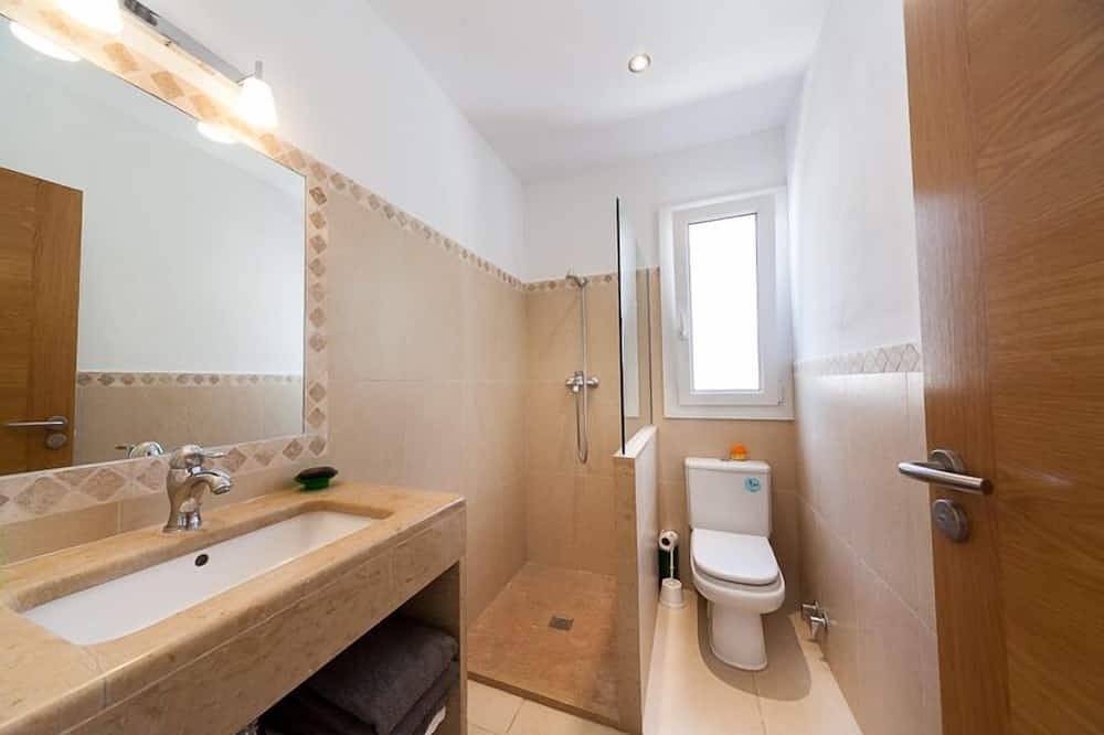 Vues panoramiques sur la mer, 20m accès facile à la mer, idéal pour la plongée in Arenal d'en Castell, Es Mercadal