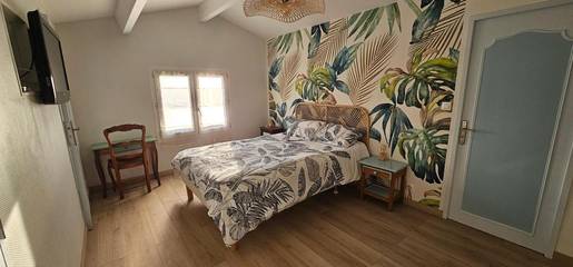 Chambre d’hôte pour 2 personnes, avec piscine et vue ainsi que terrasse et jardin à Les Gonds