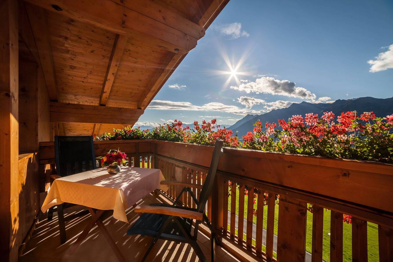 Appartamento intero, Appartamento "Tonigbauernhof Blumenwiese" con vista sulle montagne, balcone e Wi-Fi in Prene, Scena