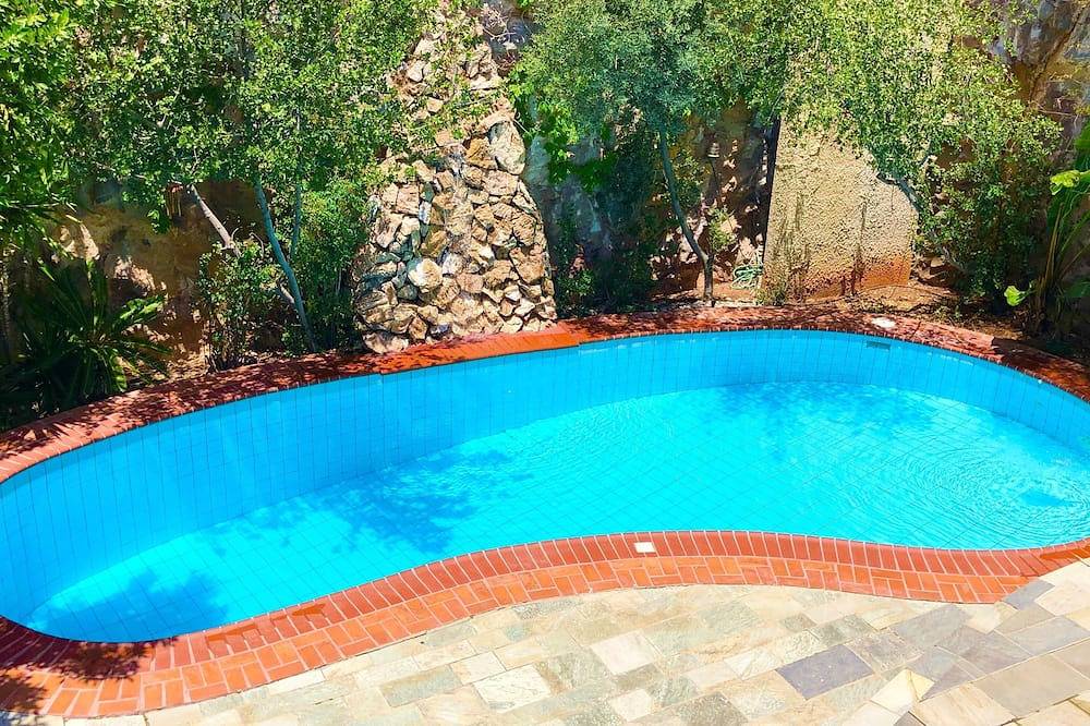 Zen villa . Enjoy the calm of the nature combine with the city . in Voula, Regionalbezirk Ostattika