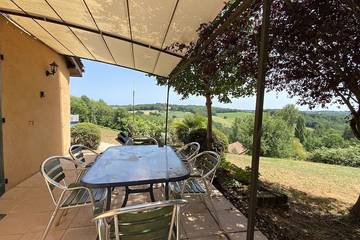 Gîte pour 5 personnes, avec terrasse ainsi que piscine et jardin à Doissat