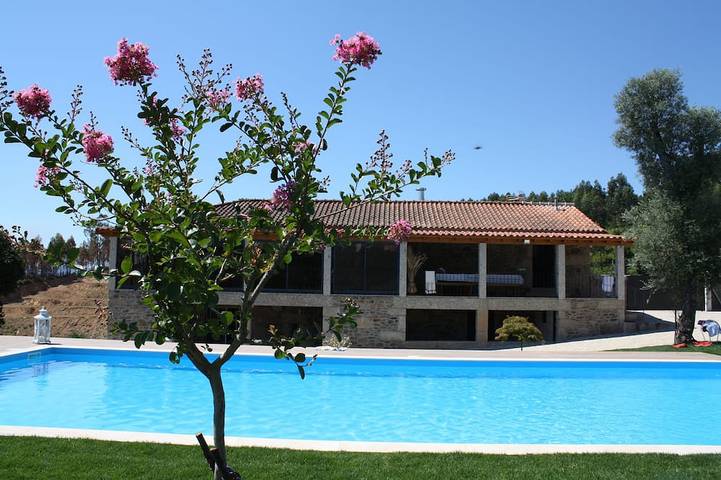 Location de vacances pour 13 personnes, avec jardin à Celorico de Basto