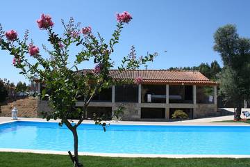 Location de vacances pour 13 personnes, avec jardin à Celorico de Basto