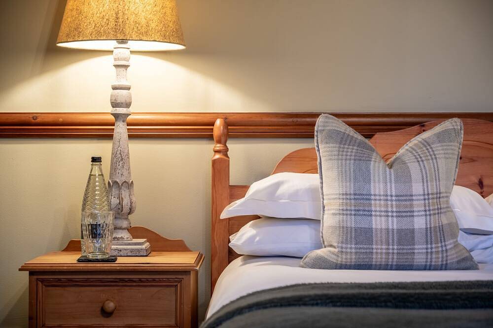 Smithy Cottage - sleeps 6, dog friendly, central in Hawkshead with parking in Hawkshead, Lake District