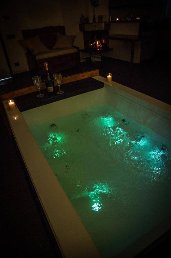 Casa vacanza per 4 persone, con sauna e idromassaggio nonché giardino e piscina, adatto a famiglie con bambini in Latina