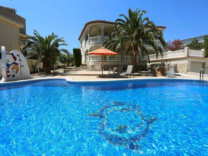 Casa rural para 6 personas, con piscina además de jardín y terraza en La Ampolla