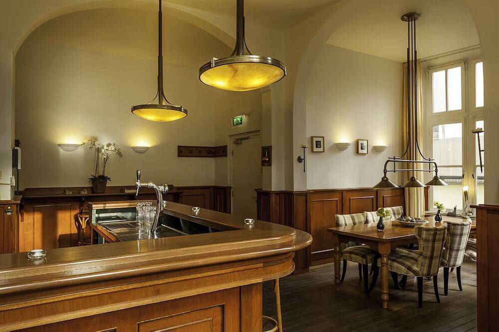 Stay in Style with On-Site Bar, Breakfast Service, Near Speelgoedmuseum in Deventer, IJssel