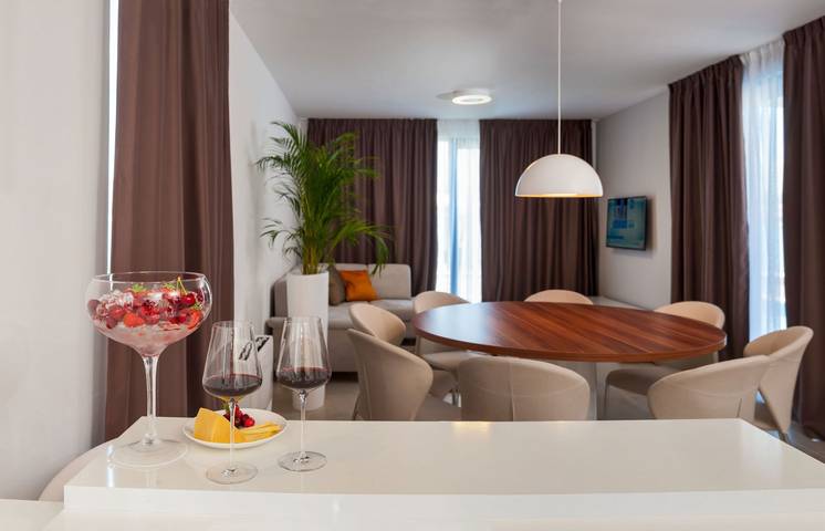 Villa pour 11 personnes, avec vue sur l’océan et piscine ainsi que sauna et jardin à Okrug Gornji - 4