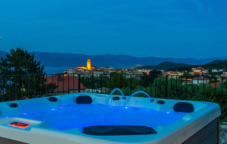Villa pour 10 personnes, avec jardin ainsi que jacuzzi et terrasse à Vrbnik - 2