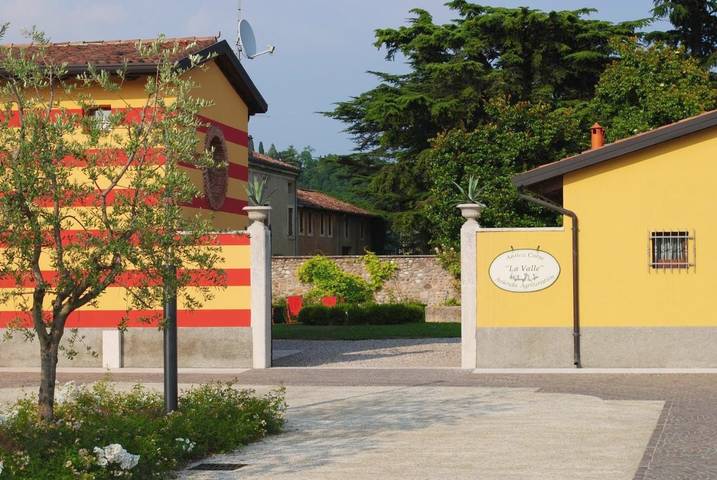 Agriturismo per 4 persone, con piscina e panorama nonché giardino a Sona