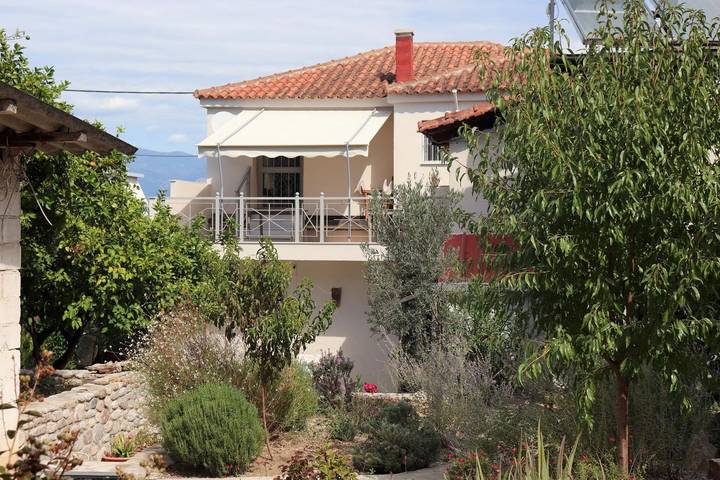Location de vacances pour 5 personnes, avec Balcon ainsi que Terrasse et Jardin dans Selianitika