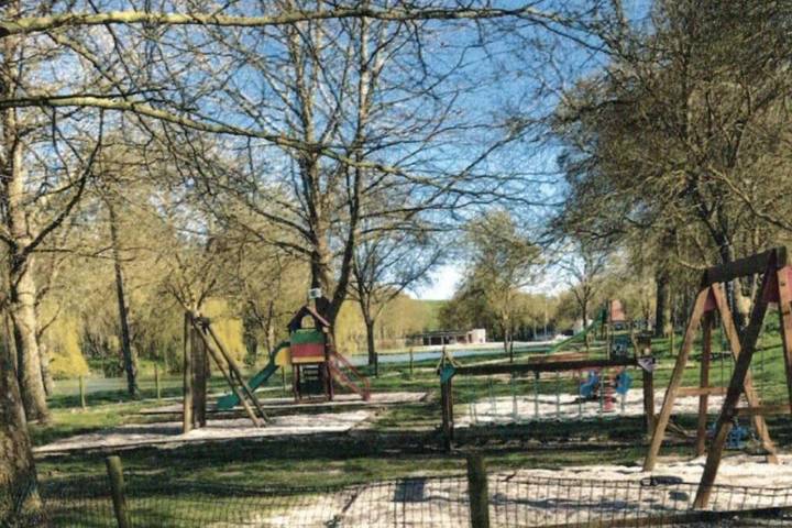Gîte pour 4 personnes, avec terrasse et piscine à Genouillé - 2