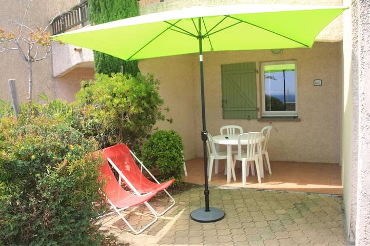 Cottage pour 5 personnes, avec terrasse ainsi que jardin et piscine