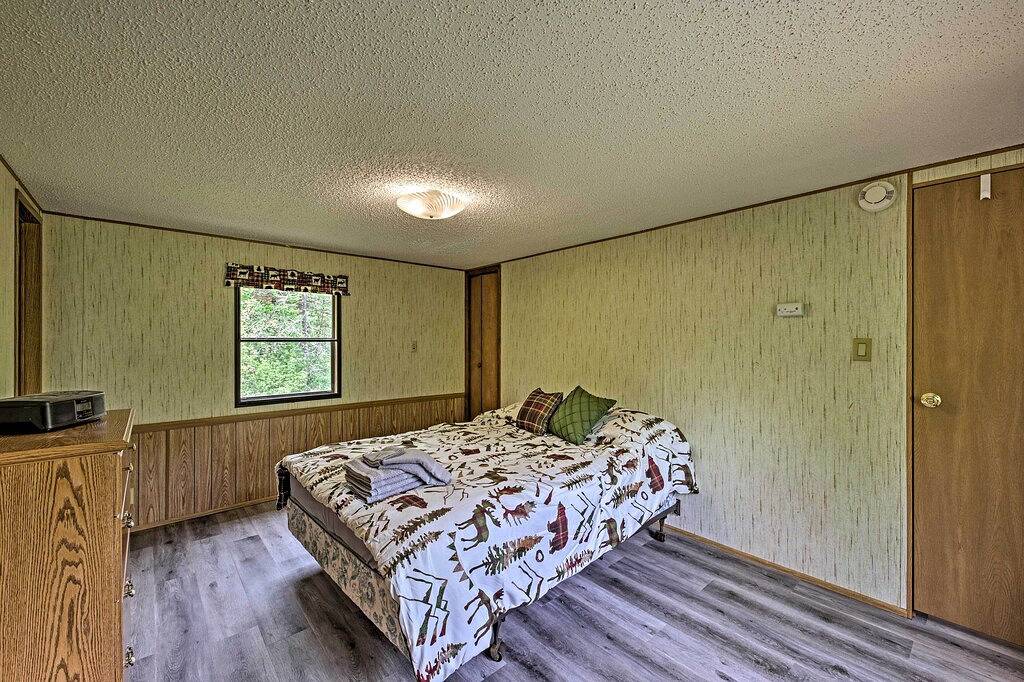 Secluded Woodsy Cabin: Hike, Fish, Hunt + Atv! in Arkdale, Castle Rock Lake