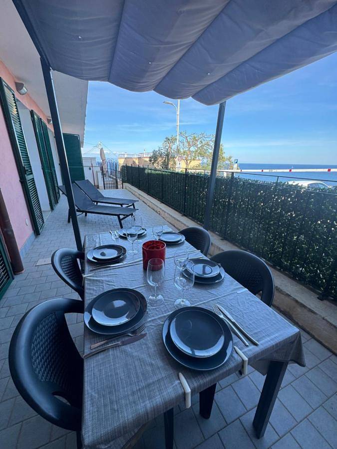 Appartamento per 6 persone, con panorama e balcone, adatto a famiglie con bambini a Bergeggi