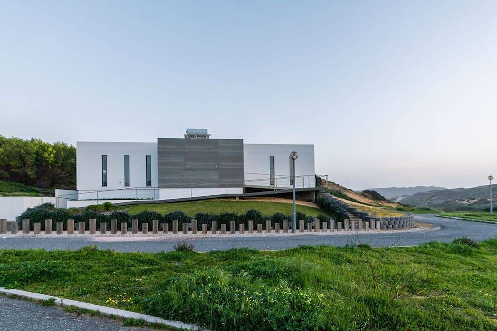 Villa mit Pool 800 m vom Strand entfernt. in Bordeira, Naturpark Südwest-Alentejo und Costa Vicentina