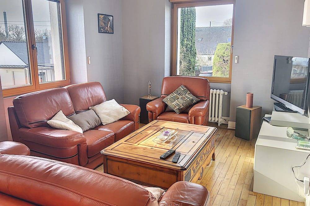 Beautiful house located in Bono in the heart of the Gulf of Morbihan near Auray Carnac. in Bono, Côte des Mégalithes