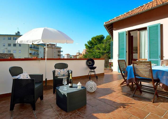 Appartamento intero, Casa con grande terrazza, AC, wifi, posto auto in Oneglia, Imperia