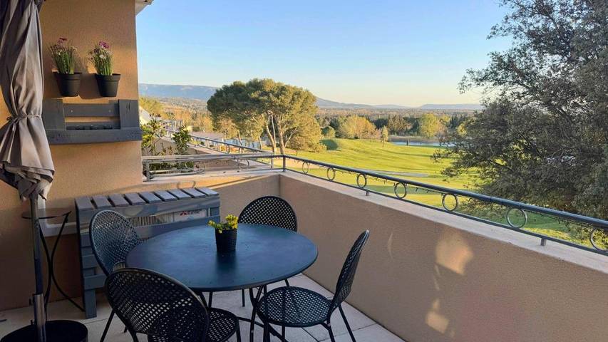 Appartement de vacances pour 4 personnes, avec vue ainsi que jardin et piscine