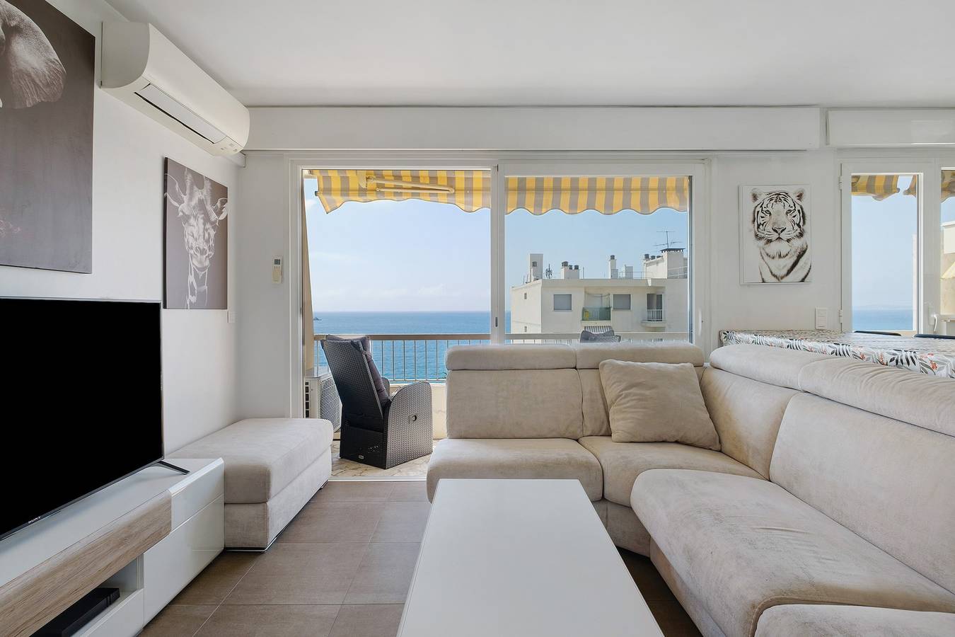 Entire apartment, Apartment 'T2 Stunning Sea View' with Sea View, Wi-Fi and Air Conditioning in Cagnes-sur-Mer, Mediterranean Coast (France)