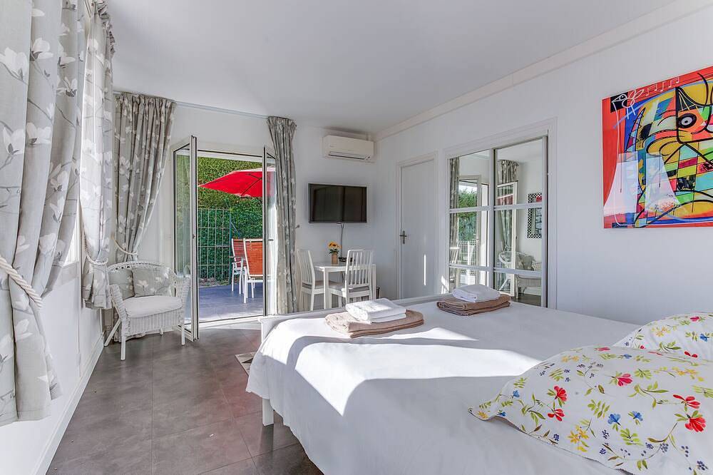 Villa Loupa by Riviera Holiday Homes in La Colle-sur-Loup, Cannes region