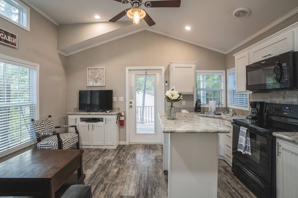 Magnolia Cottage at Safe Harbor Brady Mountain on Lake Ouachita! in Lake Ouachita