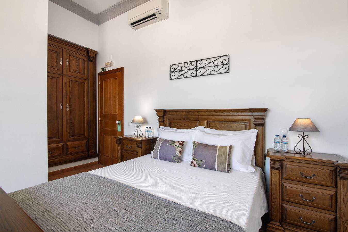 Quarto 'Quarto Cinzento - Blick aufs Feld - mit Patio' mit Gemeinschaftspool, Wlan und Klimaanlage in Mértola, Beja Distrikt