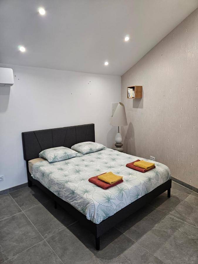 Gîte pour 2 personnes, avec piscine et terrasse à Bellegarde - 2