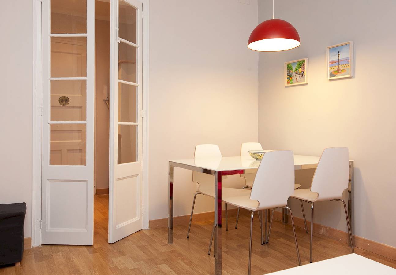 Appartement entier, Appartement de vacances pour 6 personnes avec balcon in District de Sants-Montjuïc, Barcelone
