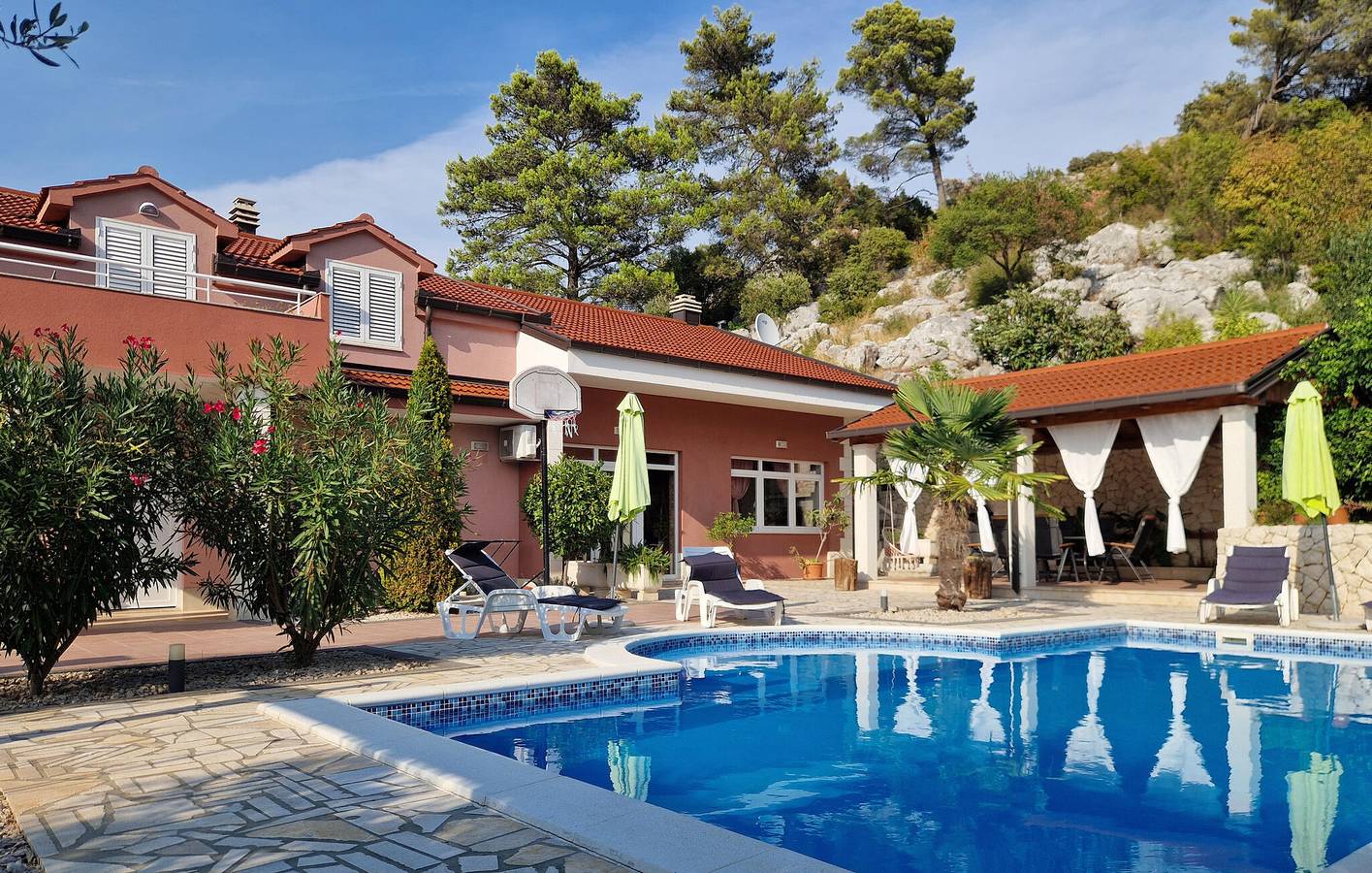 Geräumige Unterkunft, 2 km von Ploče entfernt: Pool, Terrasse und Parkplatz inklusive in Ploce, Dubrovnik-Neretva