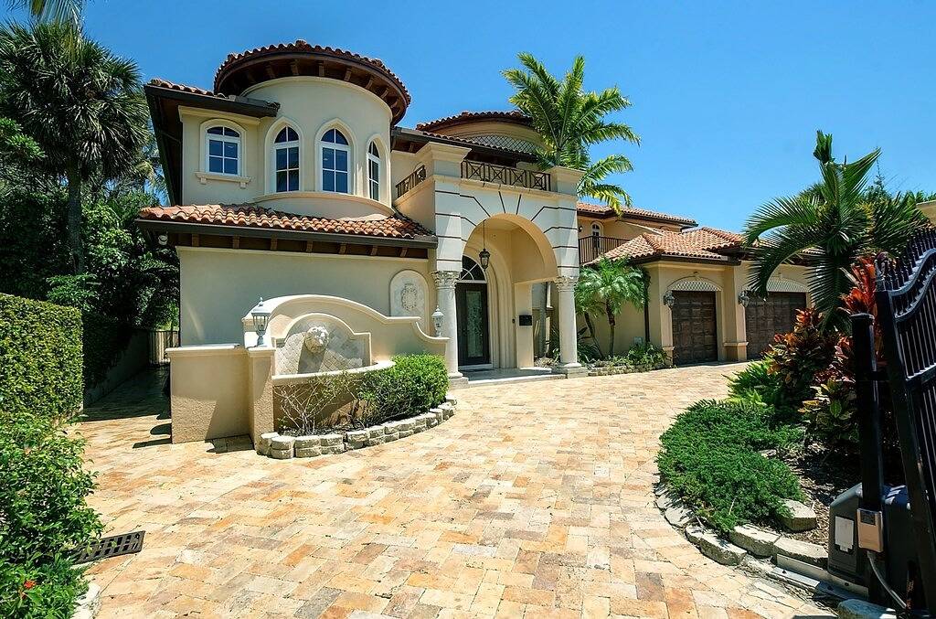 Stunning Beach House-Steps to Beach. Walk to restaurants…Special March 21-26! in Lauderdale Beach, Fort Lauderdale