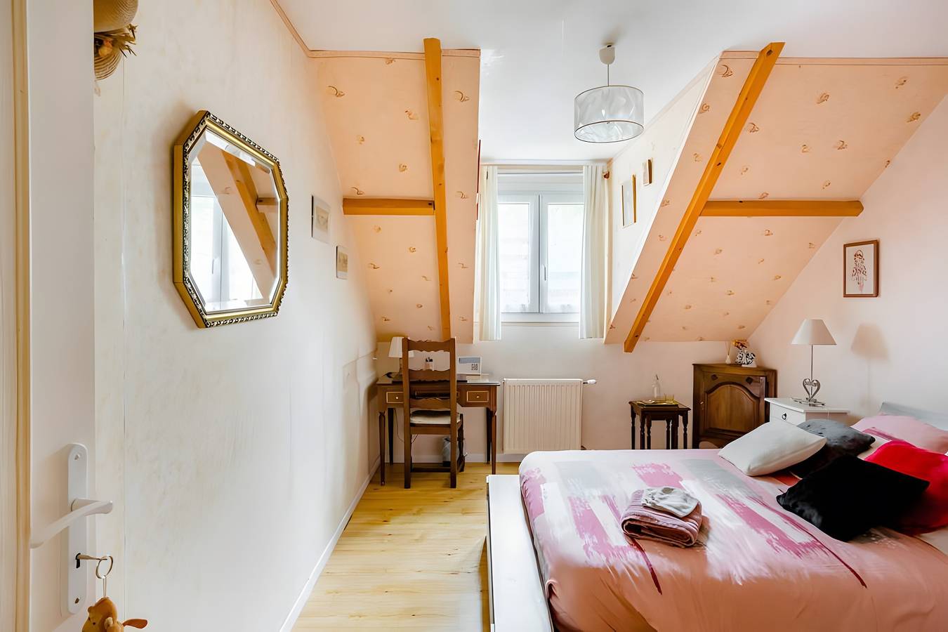 Chambre d’hôtes « Chambre H » avec terrasse partagée, jardin partagé et Wi-Fi in Saint-Rémy-lès-Chevreuse, Parc naturel régional de la Haute Vallée de Chevreuse