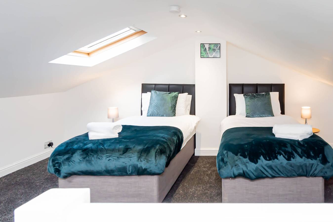 Spacious 4 Bedroom Home with Parking Near Heathrow in Horton (Berkshire), Berkshire