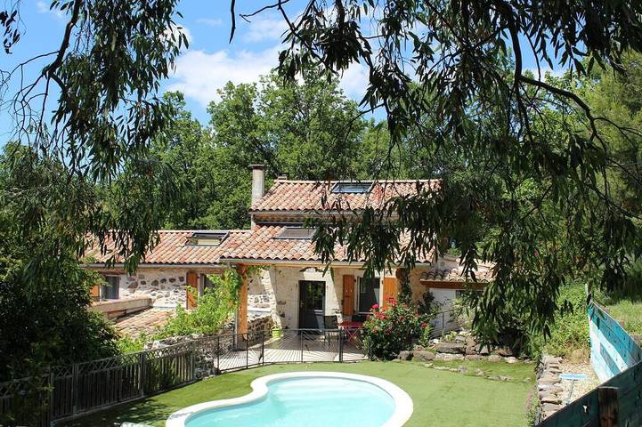Maison de vacances pour 2 personnes, avec Jacuzzi et Terrasse ainsi que Jardin et Sauna à Lussas