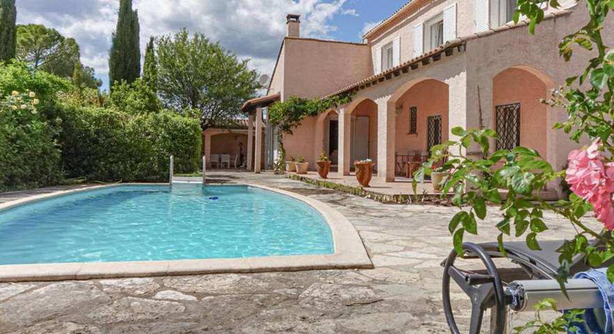 Location de vacances pour 8 personnes, avec Terrasse et Jardin ainsi que Piscine et Vue à Les Matelles