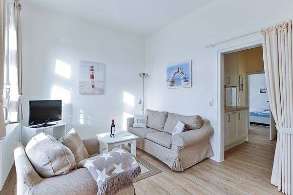 Ganze Ferienwohnung, App. 6 mit Südbalkon in strandnaher Lage - Bäderstil-Villa in Wenningstedt/Sylt in Wenningstedt, Sylt