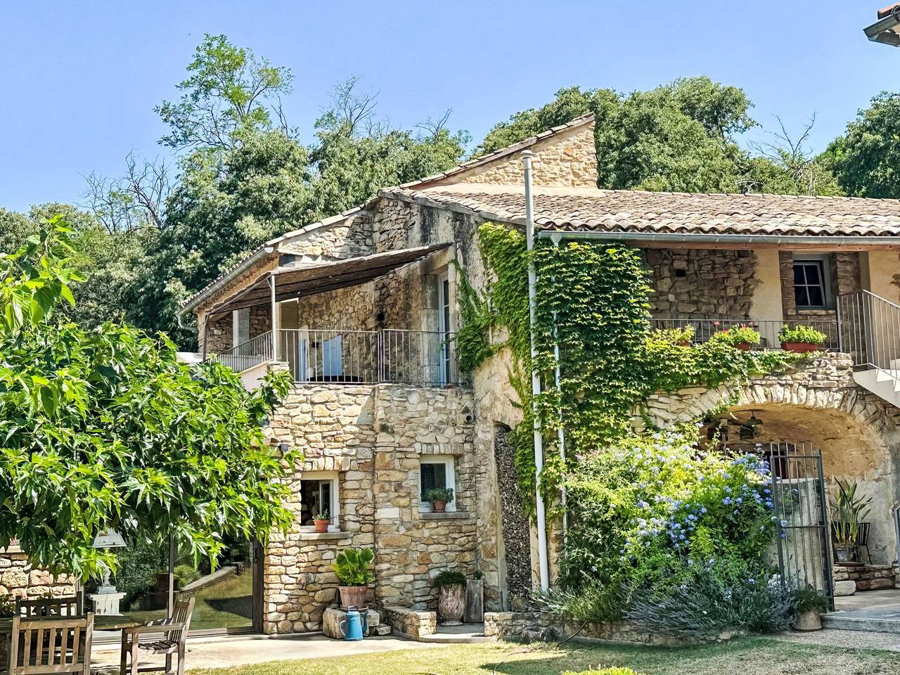 Gemütliche Ferienwohnung in Tresques, 2 km vom Stadtzentrum entfernt – Kühlschrank und Bettwäsche inklusive in Tresques, Nimes und Umgebung