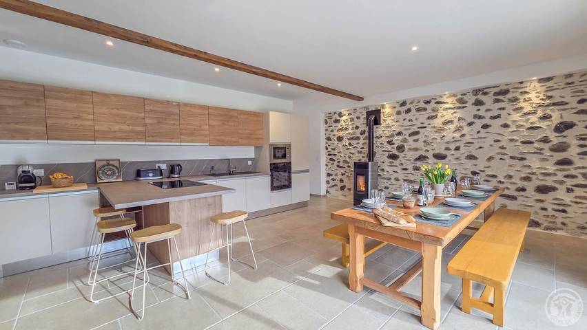 Gîte pour 8 personnes, avec terrasse ainsi que jardin et jacuzzi à Préchac - 2