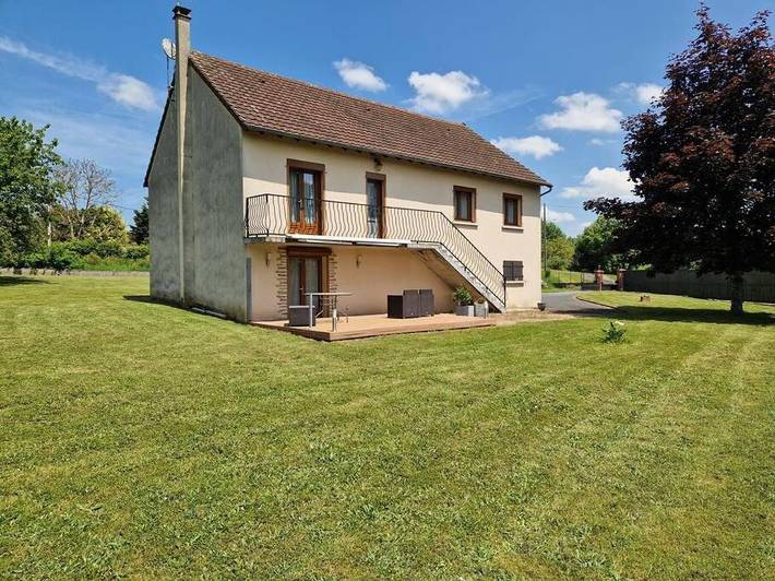 Location de vacances pour 6 personnes, avec terrasse et jardin à Commentry