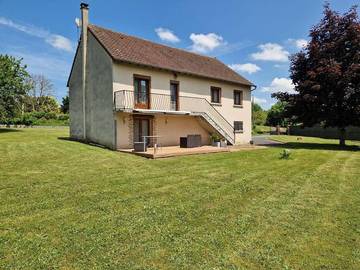 Gîte pour 6 personnes, avec jardin et terrasse à Commentry