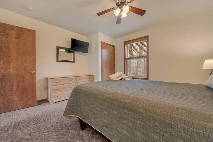 Vacation rental for 21 people, with hot tub and balcony in Pocono Mountains